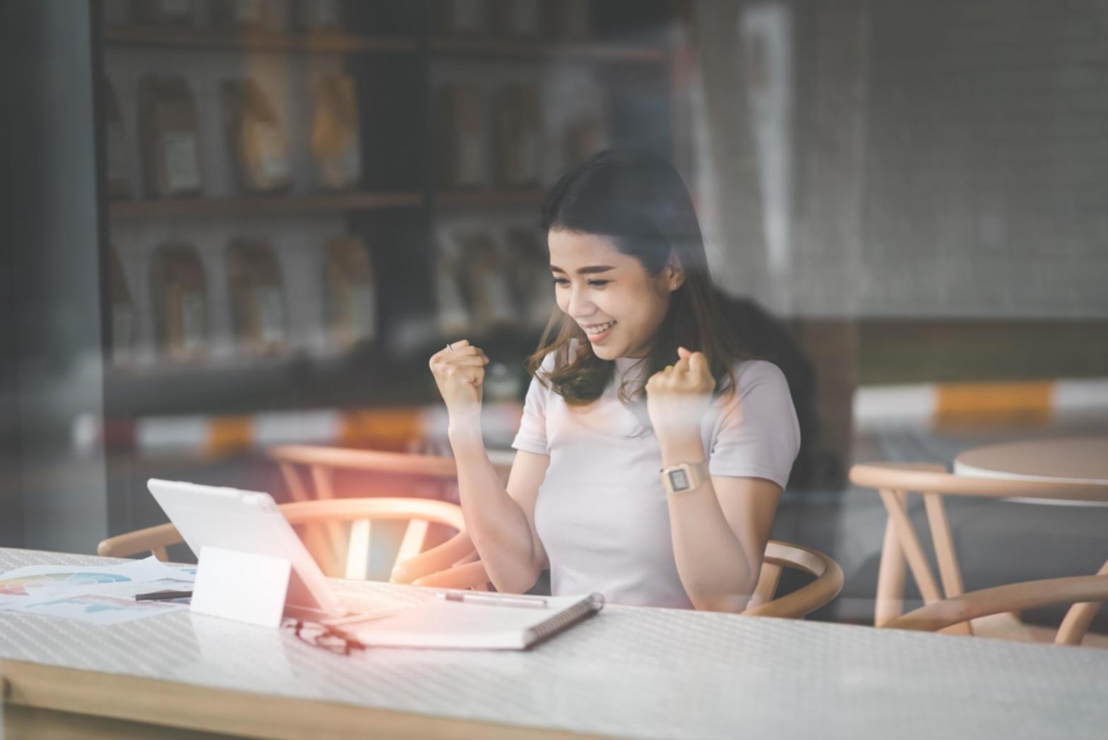 Workshopteilnehmer arbeiten gemeinsam an Content-Strategie